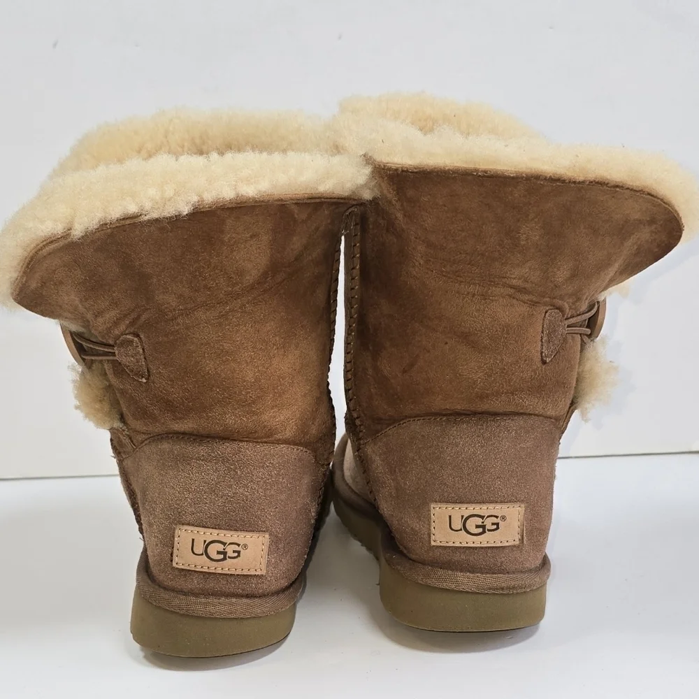 UGG Bailey Button Short Classic Shearling Winter Boots Sz. 7 Cozycore
